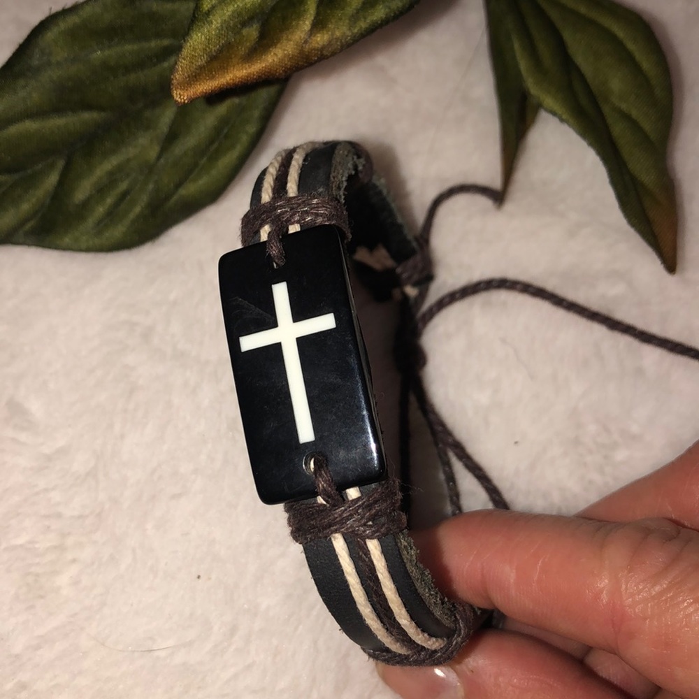 Adjustable leather bracelet